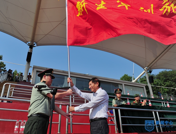 副校长孙伟民向军训旅授旗.